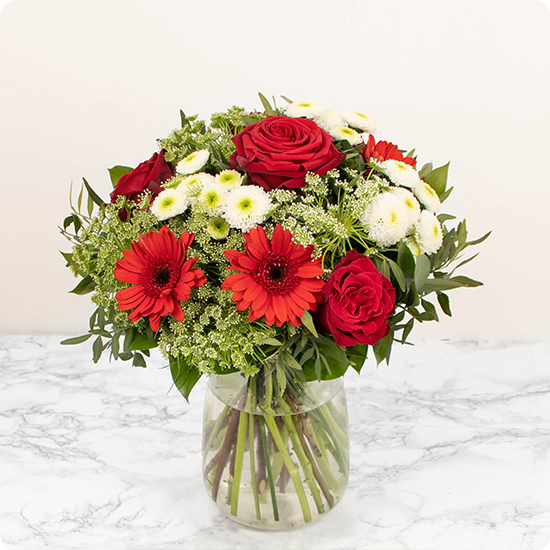 bouquet de fleurs pour deuil composé d'élégantes roses rouges, symbole d'amour et de chaleur,